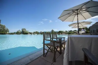 img485725 Piscina Cosmopolitan Golf & Country Club